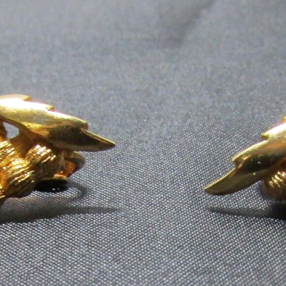 Vintage Signed Corocraft Gold-tone Textured Leaf Clip on Earrings 1" - Picture 2 of 3